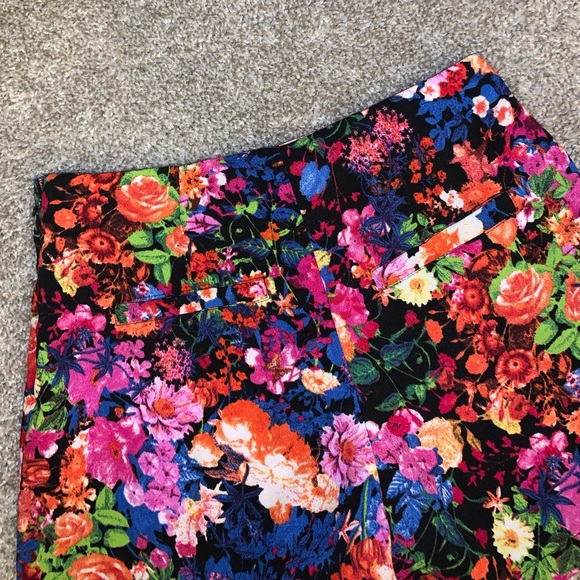 Forever 21 Contemporary Multicolor Floral shorts - Picture 9 of 9